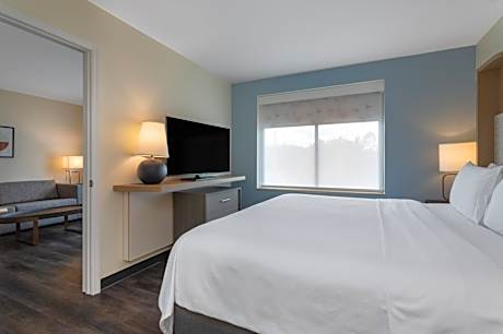 King Suite - Non-Smoking