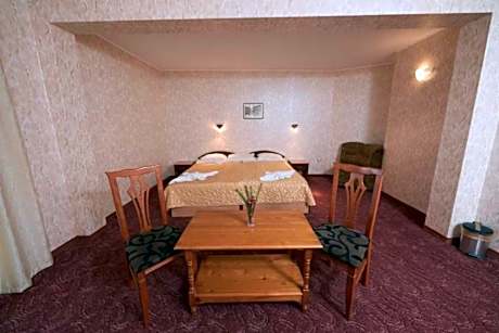 Family Room ( 2 Adults + 1 child)