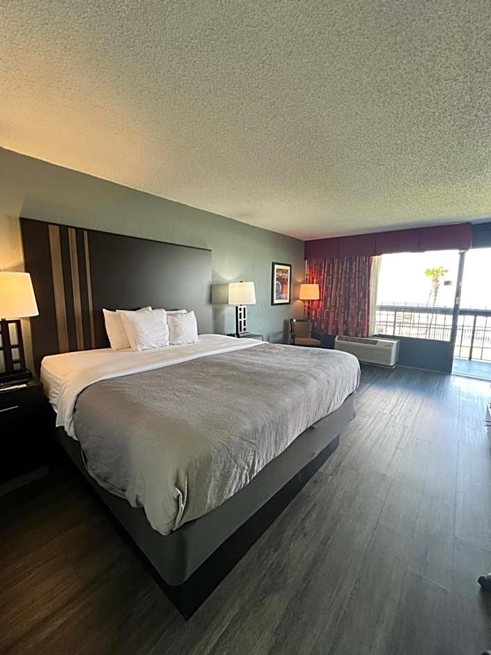 Quality Inn & Suites Gulf Breeze Bayside near Pensacola Beach