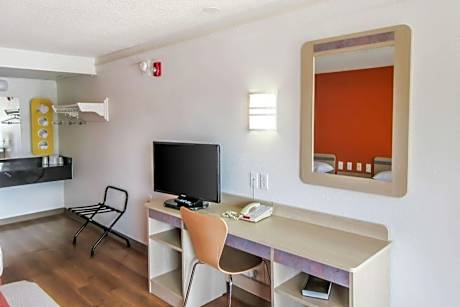 2 Queen Beds, Smoking