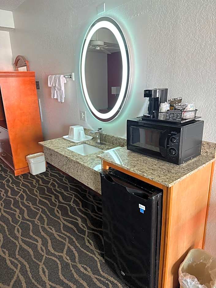 Econo Lodge Inn & Suites