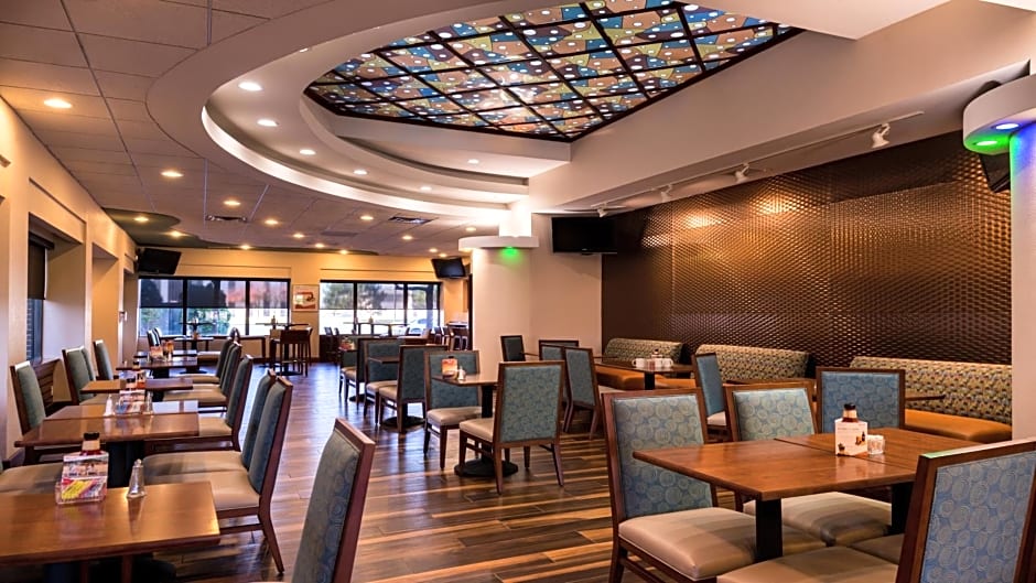 Holiday Inn Hotel & Suites Warren by IHG