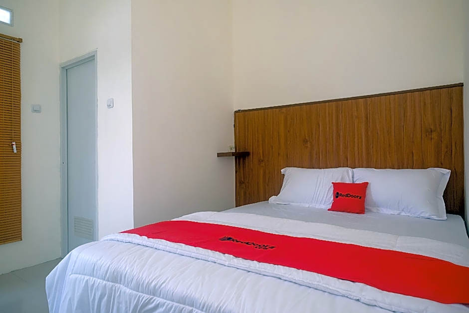 RedDoorz near Laweyan Gentan