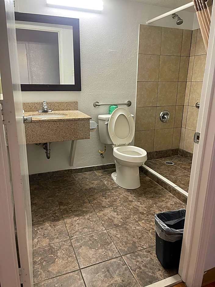 Regal 8 Inn & Suites
