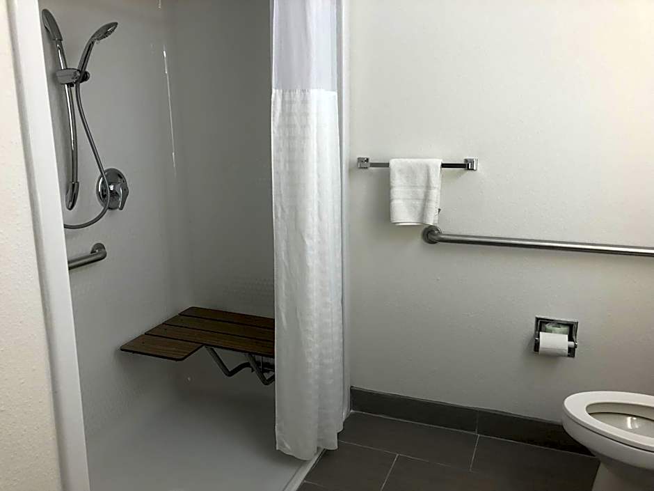 Howard Johnson by Wyndham Airport