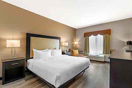 King Room with Roll-In Shower - Mobility Access