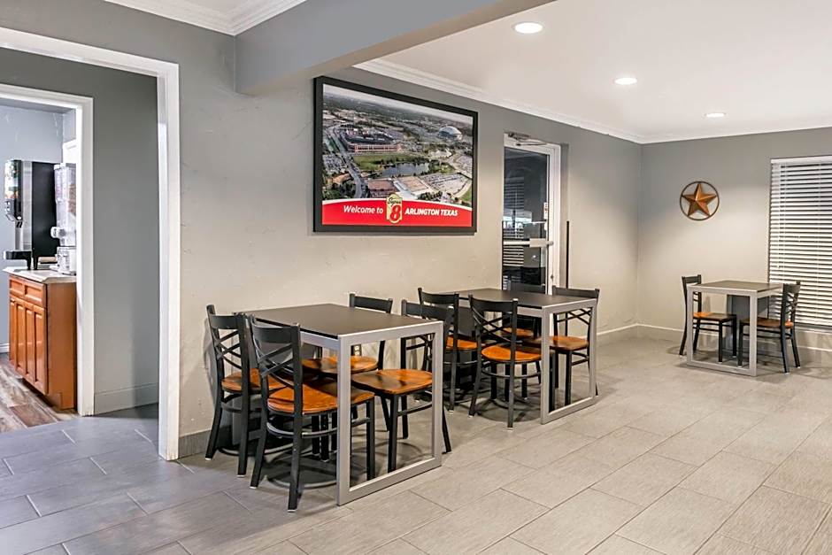 Super 8 by Wyndham Arlington Near AT&T Stadium