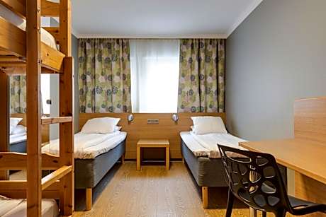 Family Room with Shared Bathroom (4 Adults)