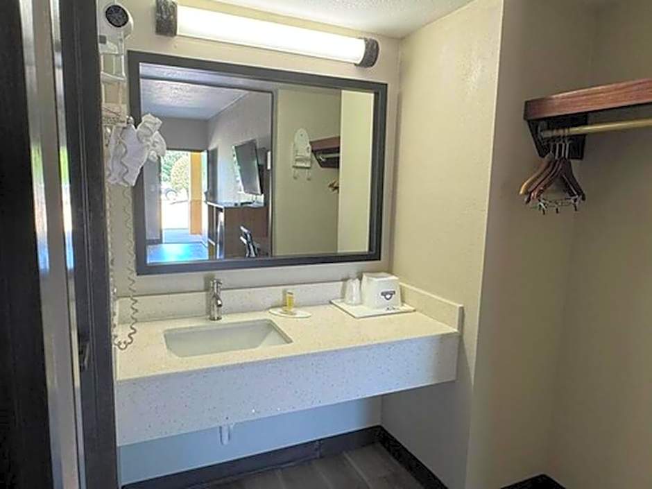 Days Inn by Wyndham Longview South