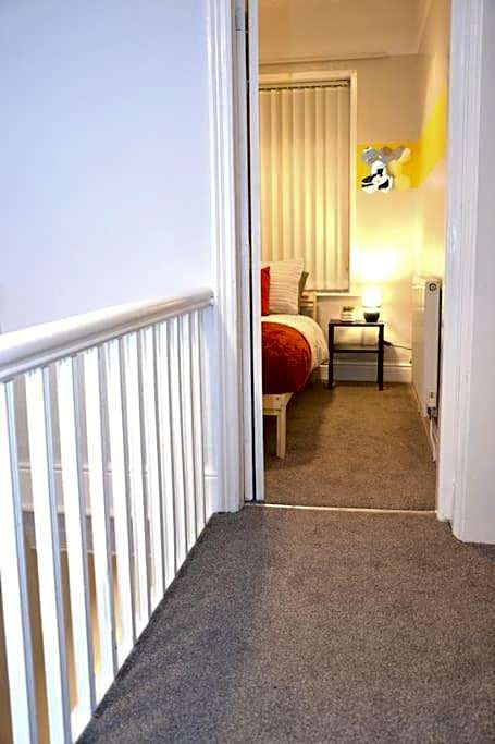 Salisbury - New 3br home, wifi, parking, sleeps 6, near Liverpool city centre