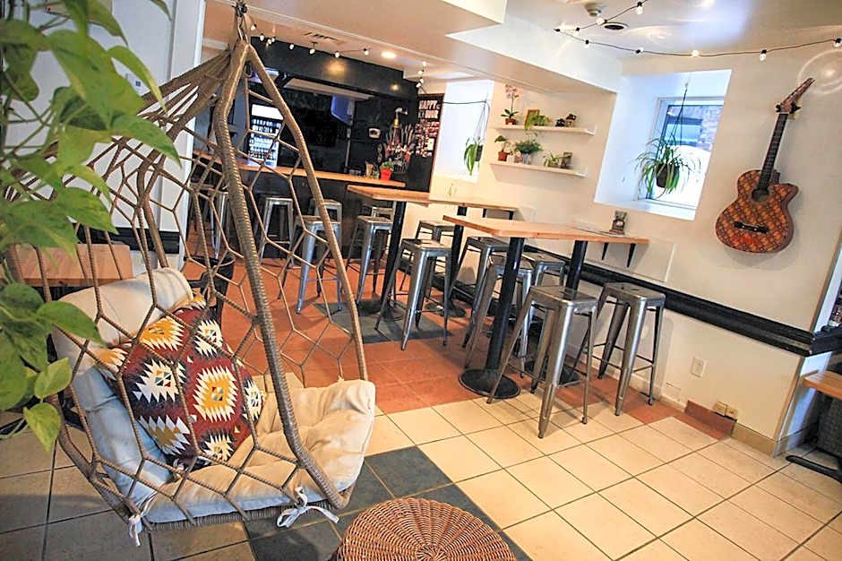 Auberge Saintlo Montreal Hostel