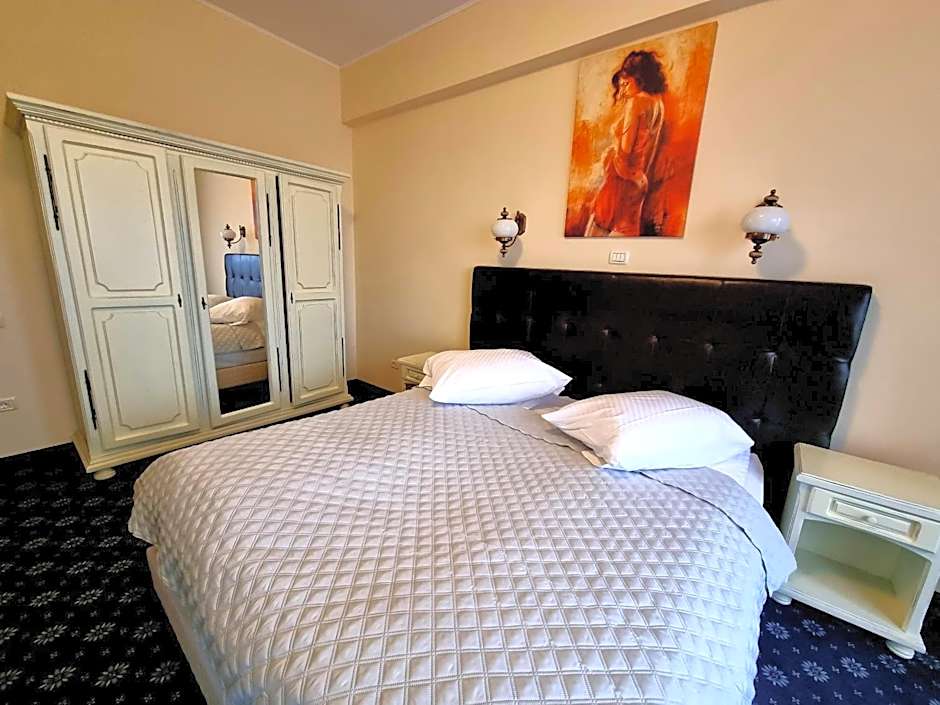 Photo 1 of 5 of Double Room