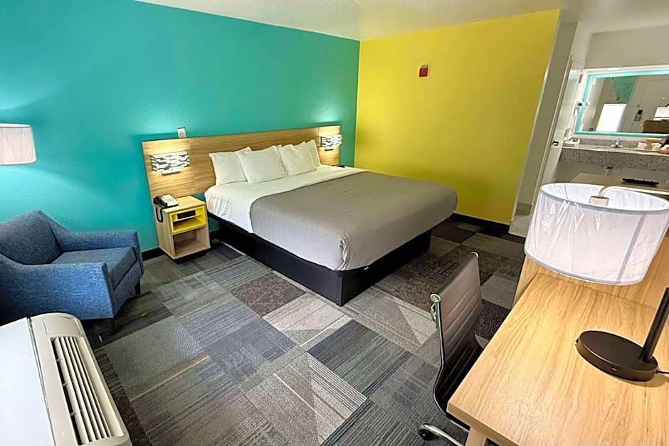 Photo 1 of 4 of 1 King Bed, Mobility Accessible, Roll in Shower