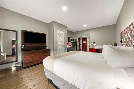 One-Bedroom Suite with One Queen Bed and Full Kitchen - Mobility Accessible/Non-Smoking