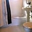 Claddagh Motel & Suites