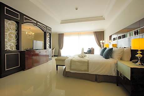 One-Bedroom Suite with Balcony