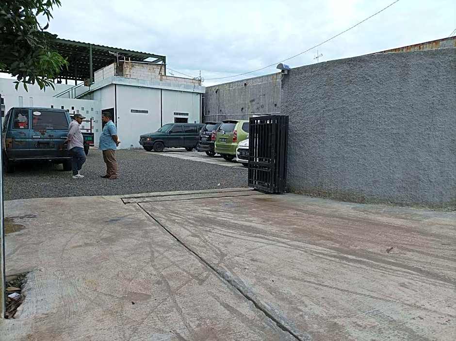 RedDoorz near Stasiun Batang