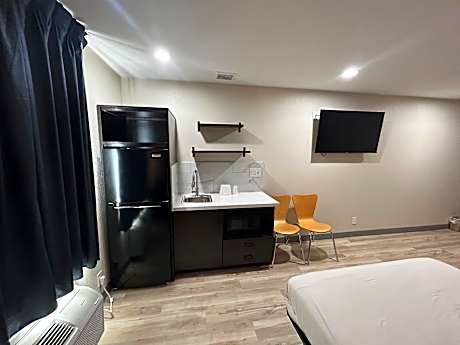 2 Full Beds | Mobil Acc RI Shwr Nsmk Kitchen