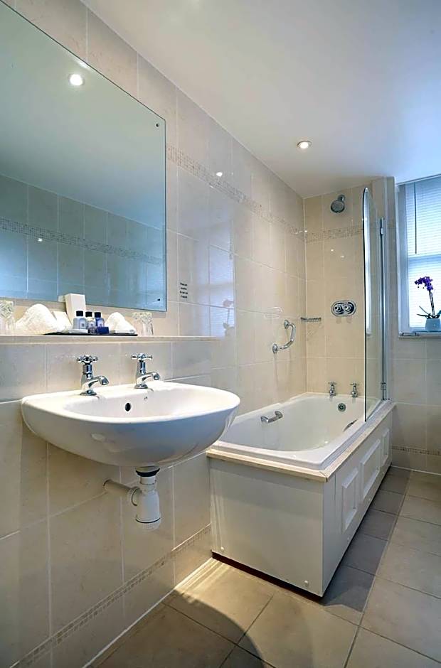 Macdonald New Blossoms Hotel