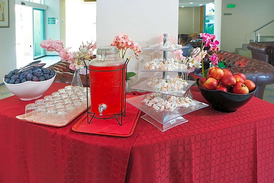 Grand Hotel Nirvana - All Inclusive & Free Beach Access