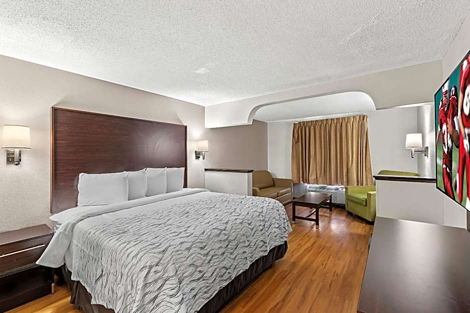 Red Roof PLUS+ & Suites Atlanta Airport South