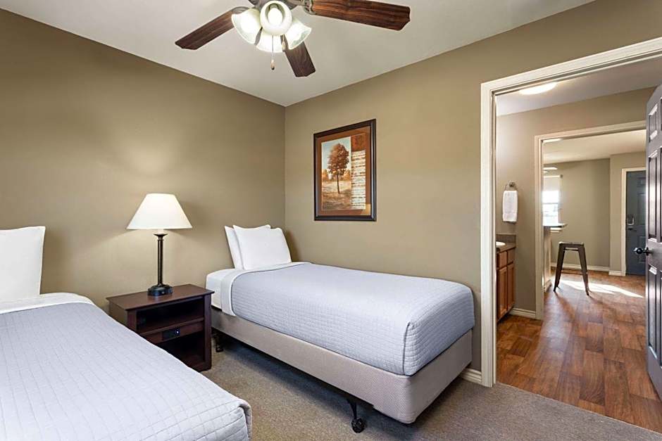 Eagle's Den Suites Kenedy a Travelodge by Wyndham