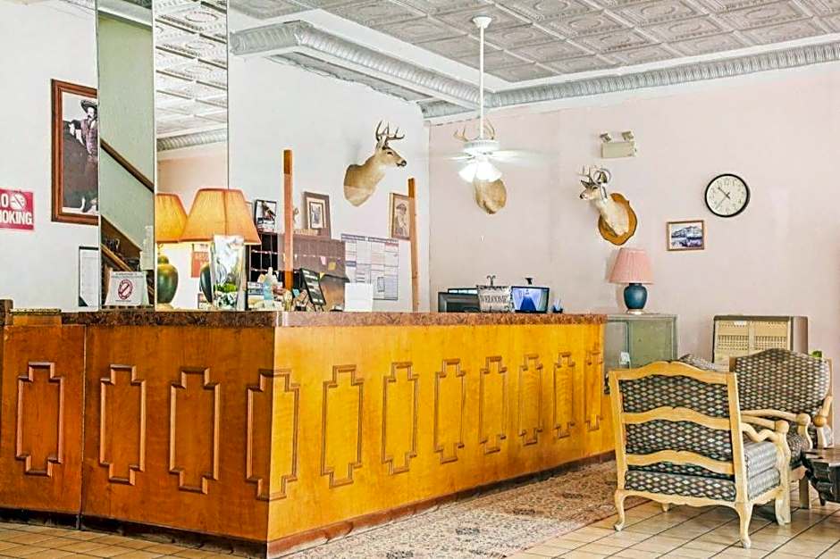 OYO Historic Cameron Hotel Brownsville I-69E