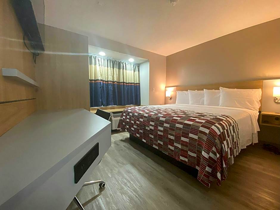 Photo 1 of 5 of Deluxe 1 King Bed, Smoking