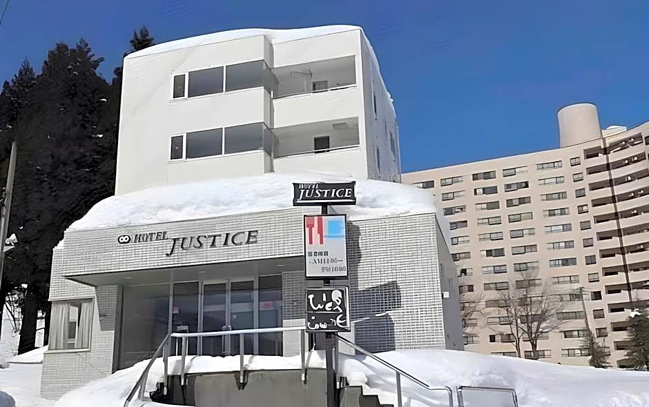 Hotel Justice - Ski IN Ski OUT - Private bathroom, next to the ski lift station