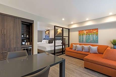 Suite-2 Queen Beds Non-Smoking 2 Tvs Sofa Microwave Fridge Deluxe Furnishings Full Breakfast