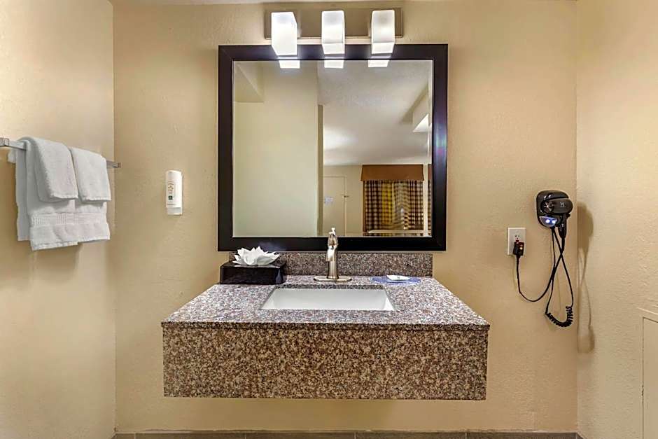 Quality Inn & Suites Spring Lake - Fayetteville near Fort Bragg