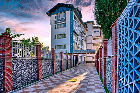 Hotel The Montreal Near by Dal Lake