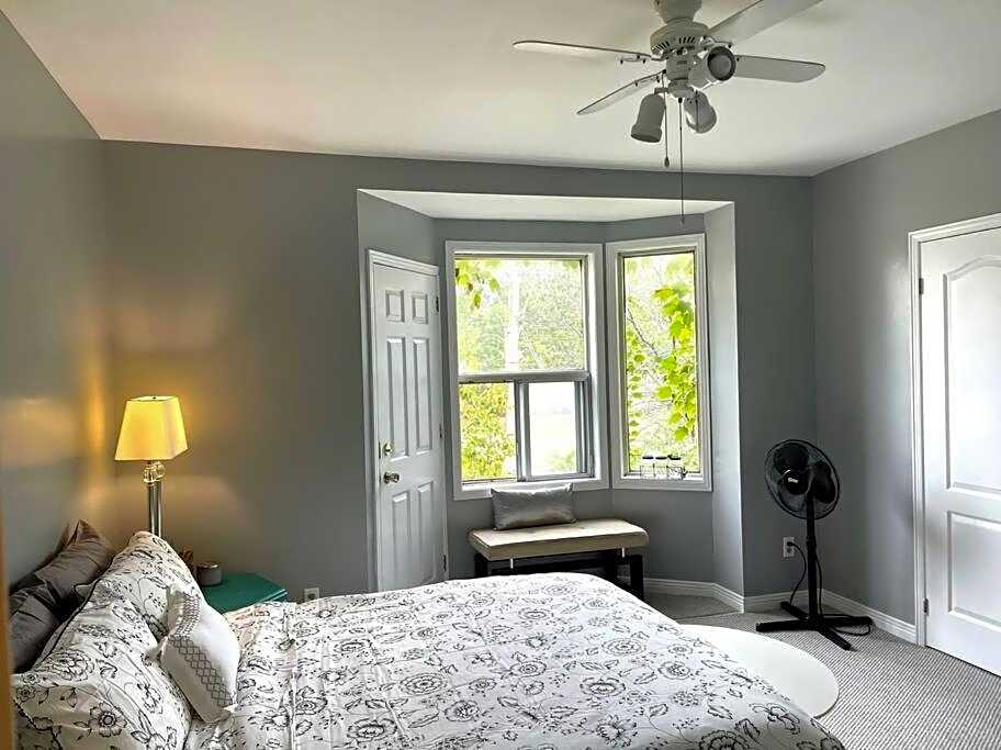 Superb Spacious Loft Old Toronto near Distillery District