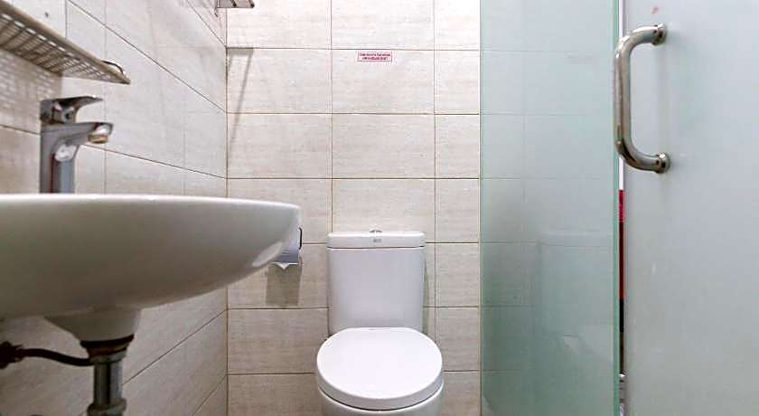 RedDoorz Plus near Living Plaza Jababeka