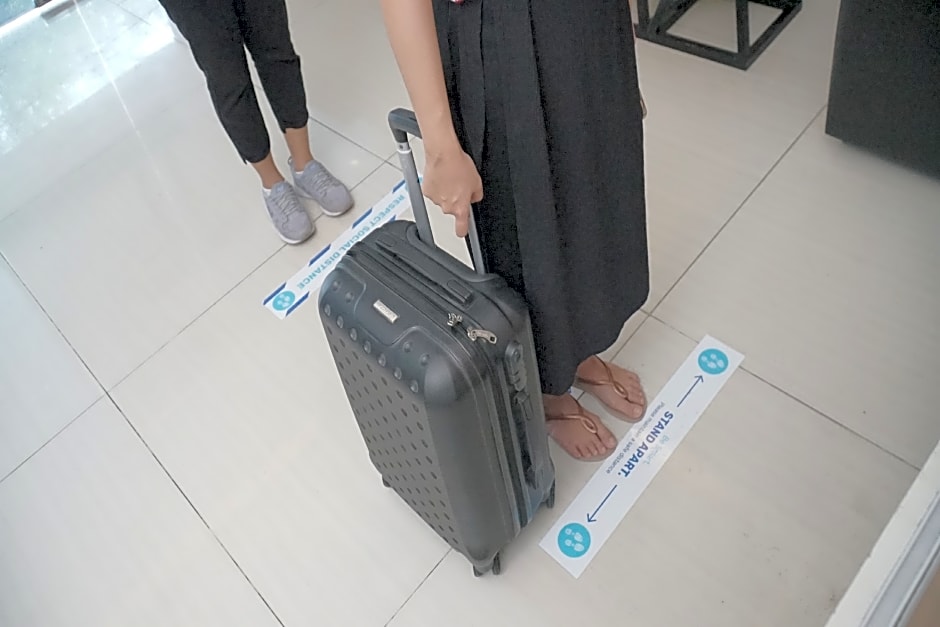 RedDoorz Premium near RS Pondok Indah La Maison