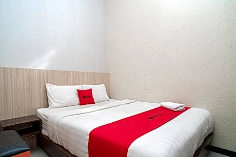 RedDoorz near Matahari Singosaren Solo