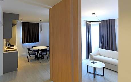 Deluxe One-Bedroom Apartment