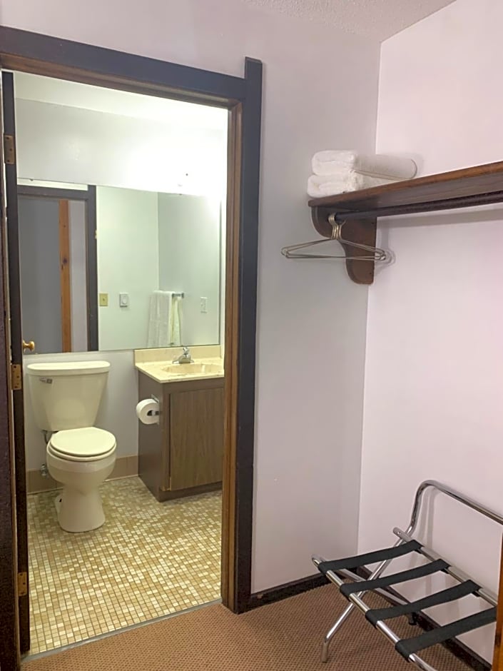 Bridge Inn Tomahawk -1st Floor, 2 Queen Size Bed, Walkout, River View