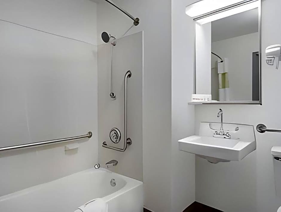 Clarion Pointe - Greensboro Coliseum Area