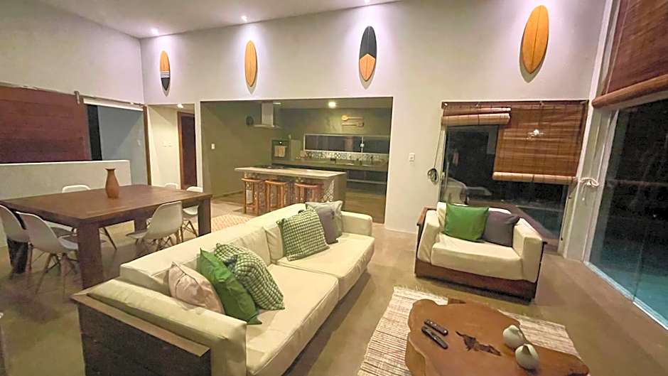 Casa com Piscina, 3 Suites, sala de estar e cozinha completa