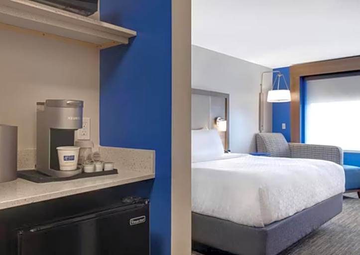 Holiday Inn Express & Suites - Detroit - Dearborn By IHG