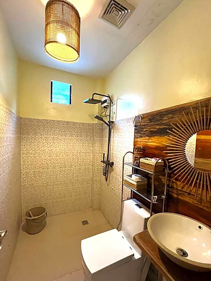 Cozy Bungalow Isa with AC and Generator in General Luna