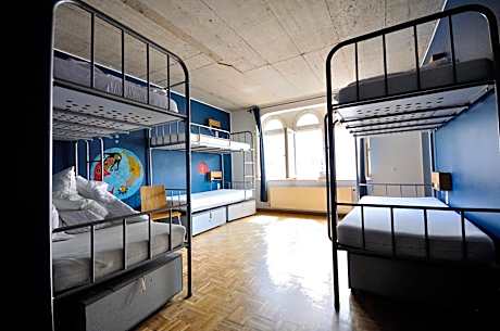 Single Bed in Female Dormitory Room (6 Adults)