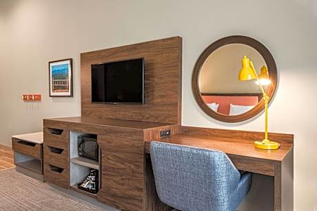 King Room with Accessible Tub - Mobility and Hearing Access/Non-Smoking