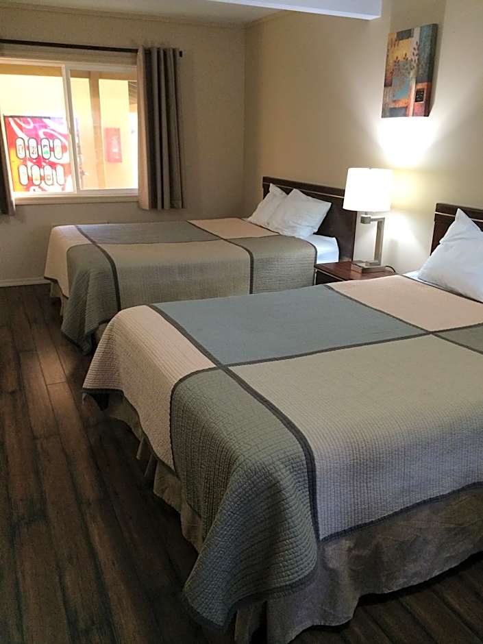 Townhouse Inn & Suites