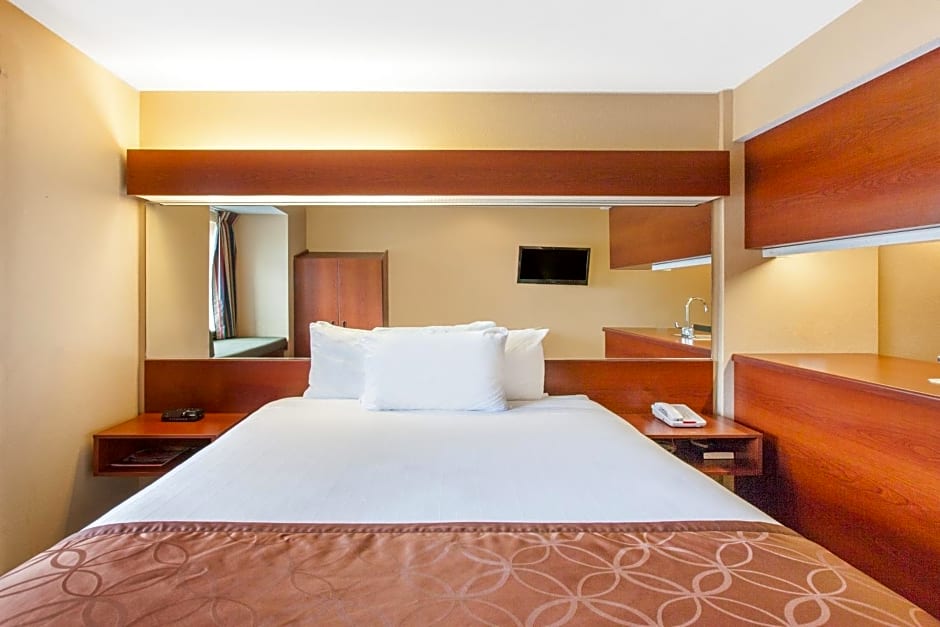 Microtel Inn by Wyndham Rogers