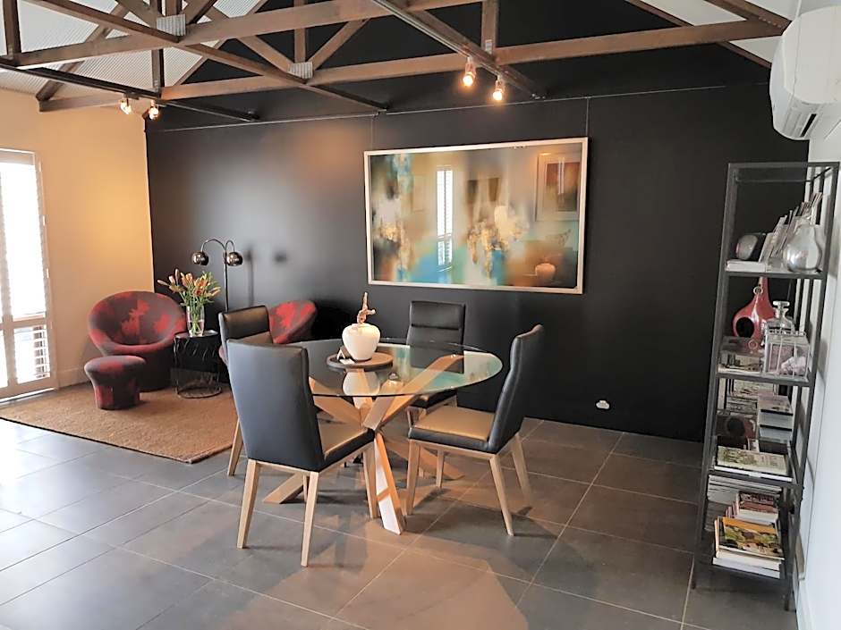 Zdjęcie 1 z 20 — Irongate Studio B&B