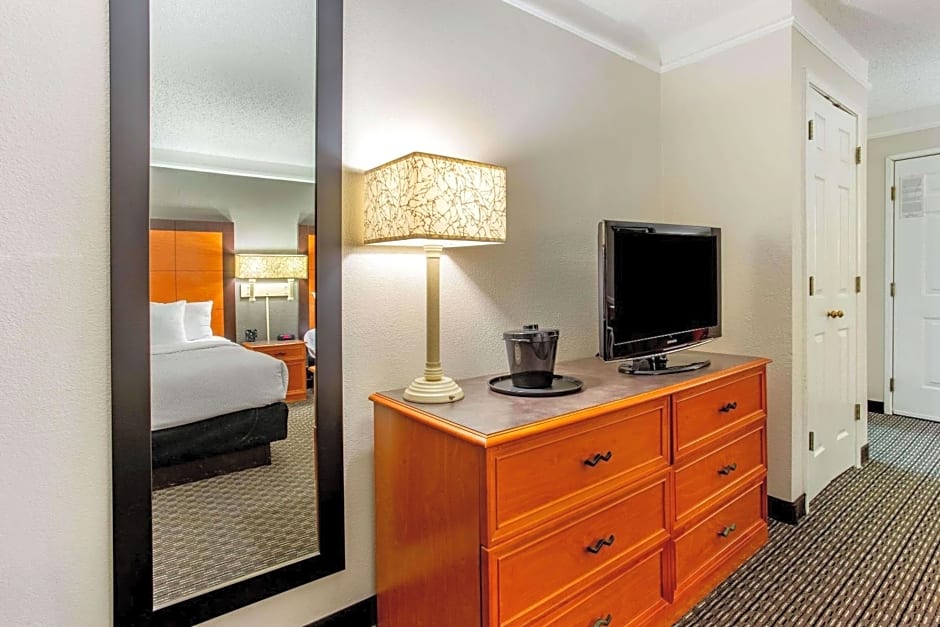 La Quinta Inn & Suites by Wyndham Champaign