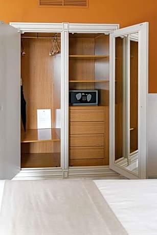 Classic Queen Room with Exterior View