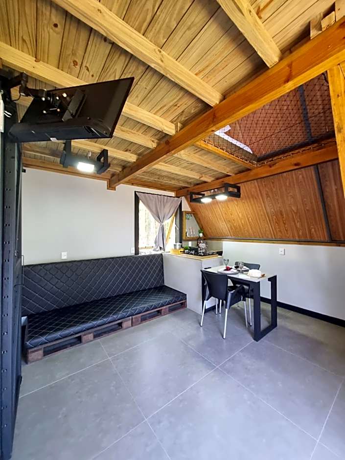 Pousada Rosa Shanti, café da manhã opcional, apenas 4 cabanas, piscina, estacionamento privativo, área de festas com churrasqueira e cervejeira, cantinho da fogueira, localizado junto a natureza